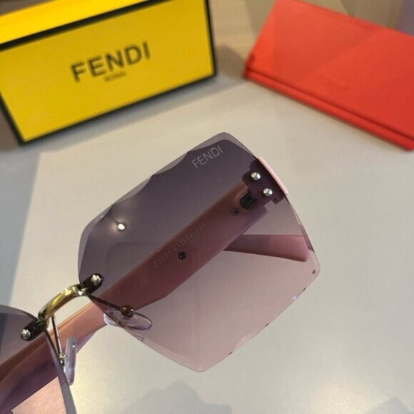 FENDI FF Logo Oversize Sunglasses - Picture 6 of 9